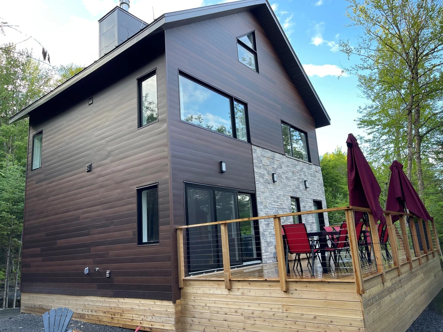 Vue extérieure du chalet L’Évasion en été