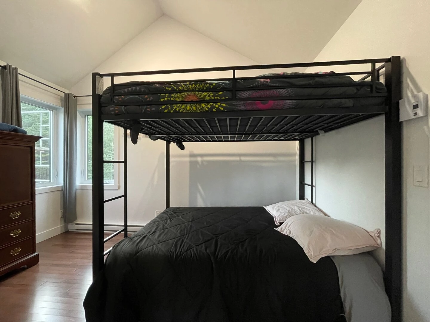 Chambre 1 avec lits queen superposés du chalet L’Évasion