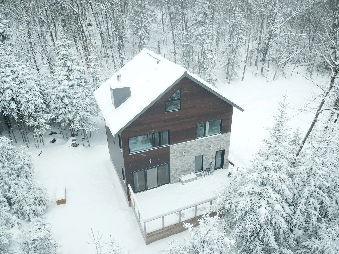 Vue extérieure du chalet L’Évasion en hiver