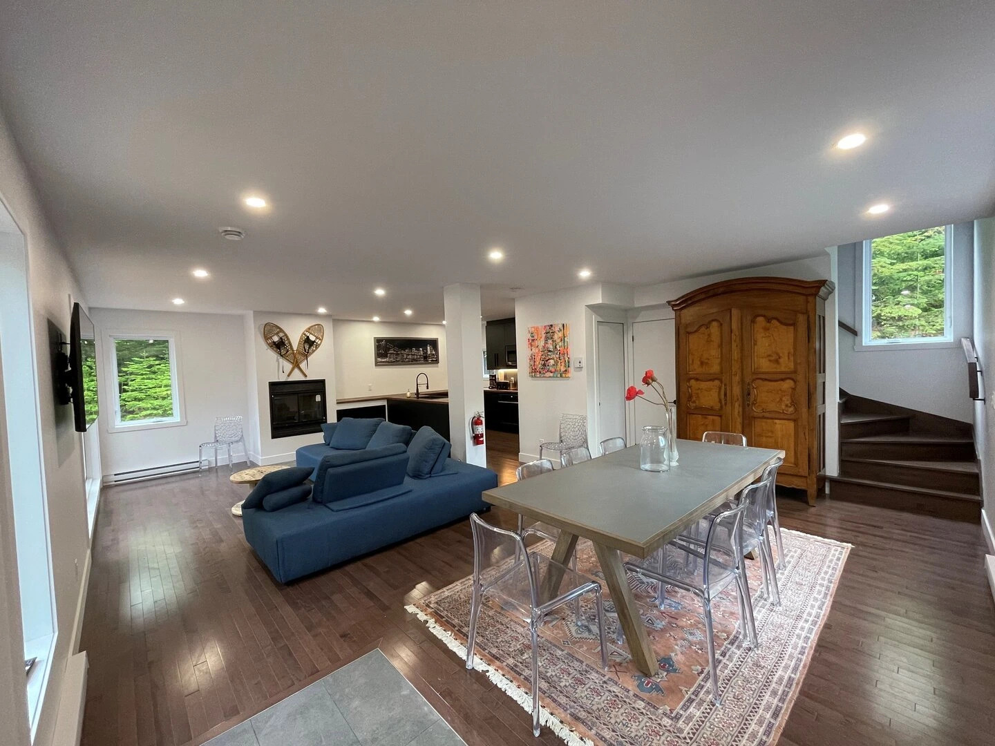 Seconde vue de l’entrée et de l’aire de vie du chalet L’Évasion