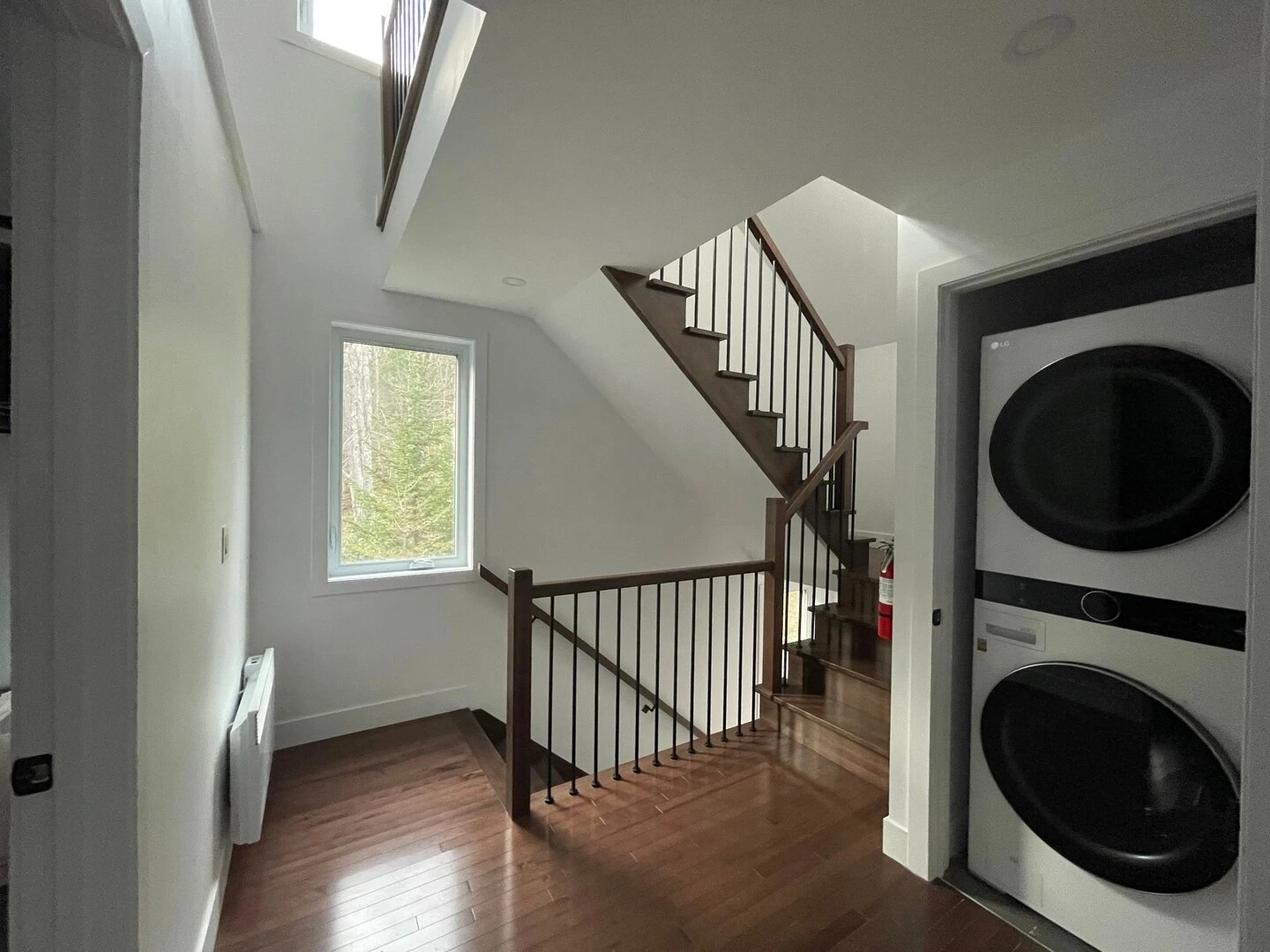 Couloir de l’étage et espace laveuse-sécheuse du chalet L’Évasion