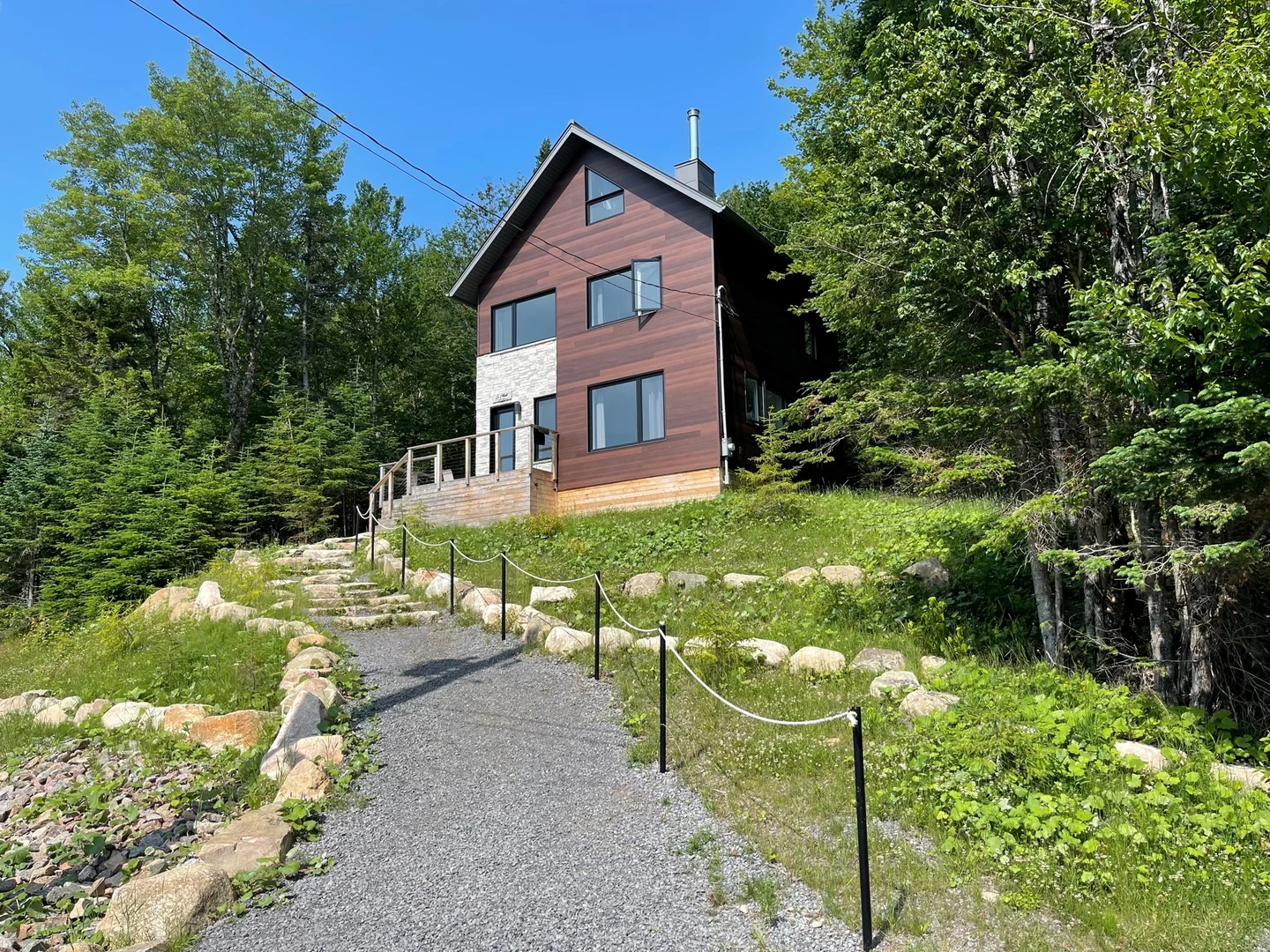 Vue extérieure du chalet Le Céleste en été
