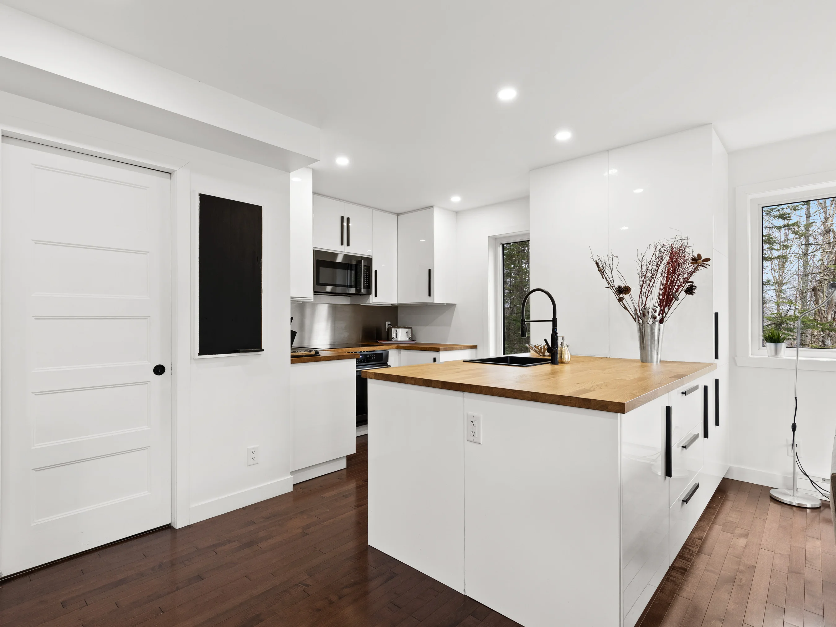 Îlot de cuisine et cuisine moderne du chalet Le Céleste