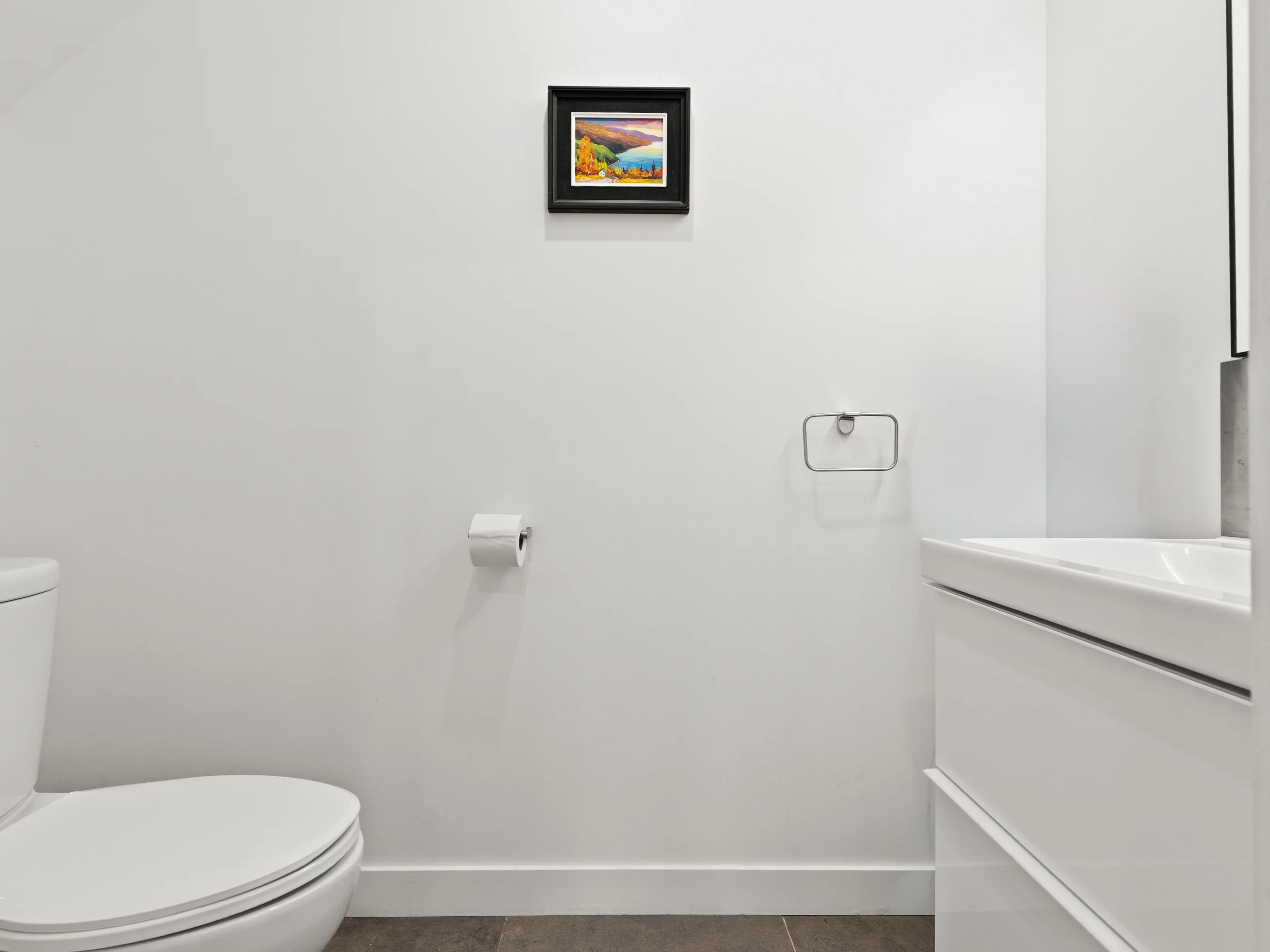 Salle d’eau avec lavabo et toilette du chalet Le Céleste