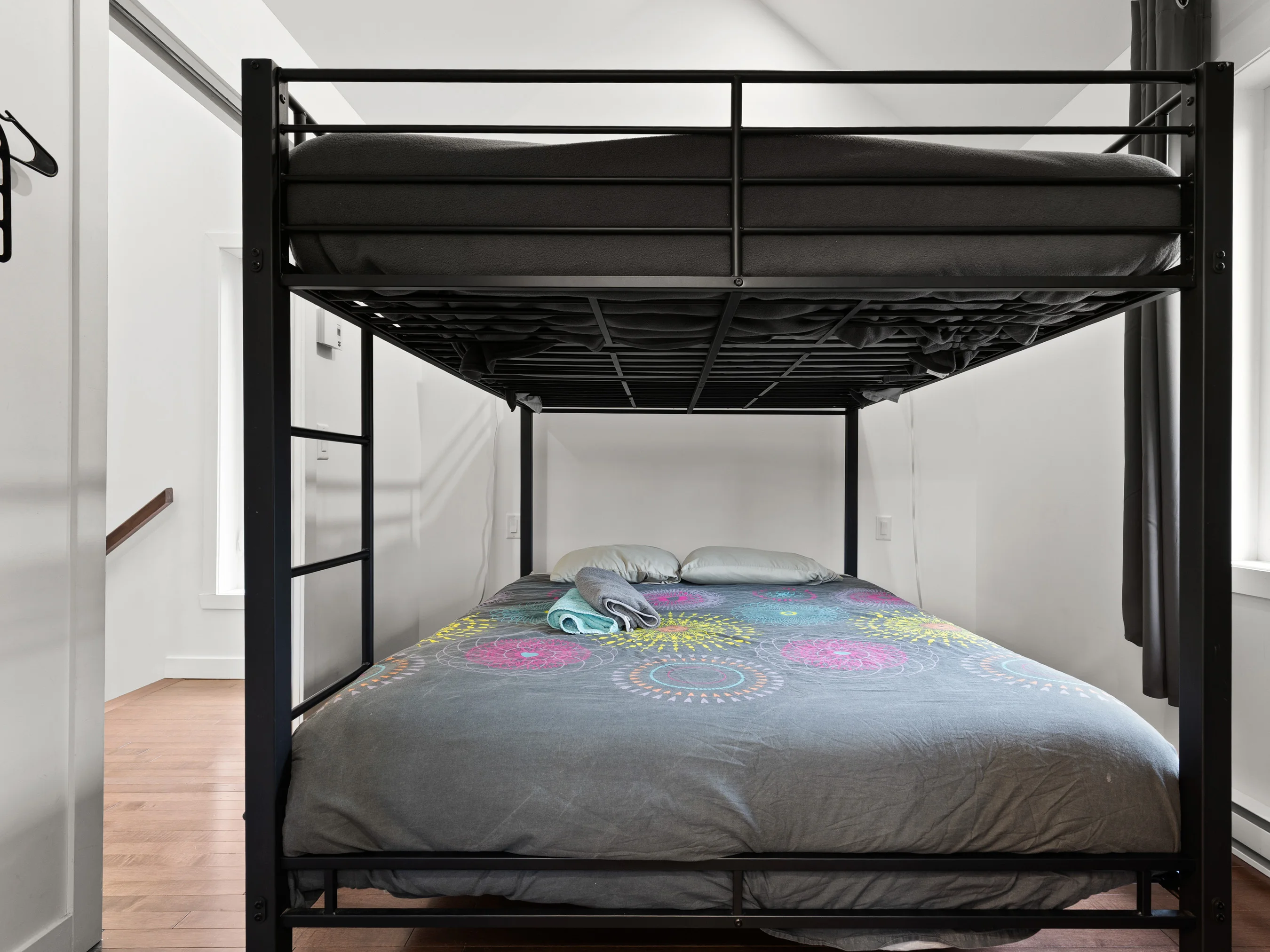 Chambre avec lits queen superposés du chalet Le Céleste