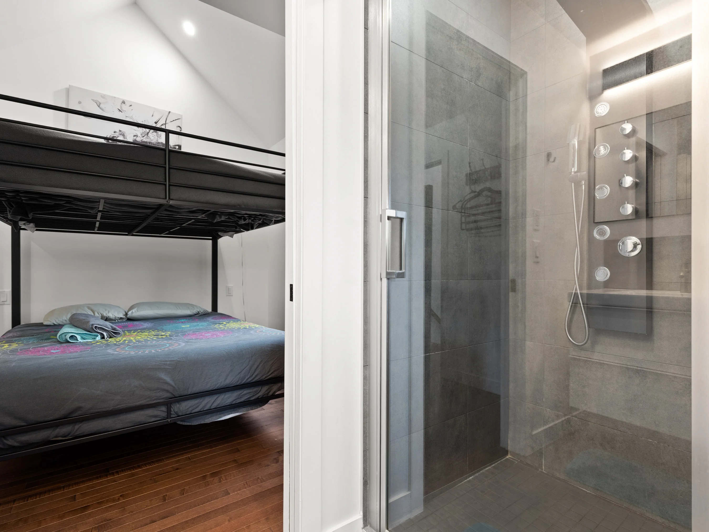 Salle de douche près des lits queen superposés du chalet Le Céleste