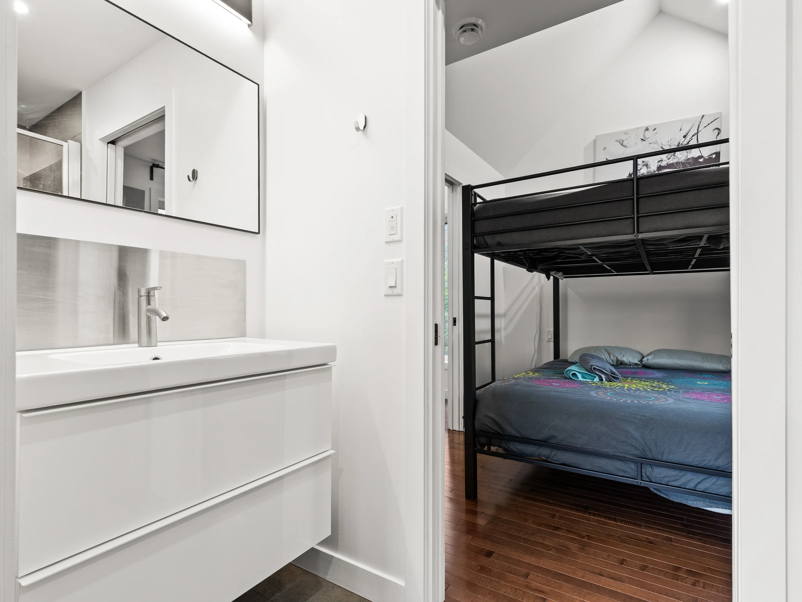 Espace lavabo près des lits queen superposés du chalet Le Céleste