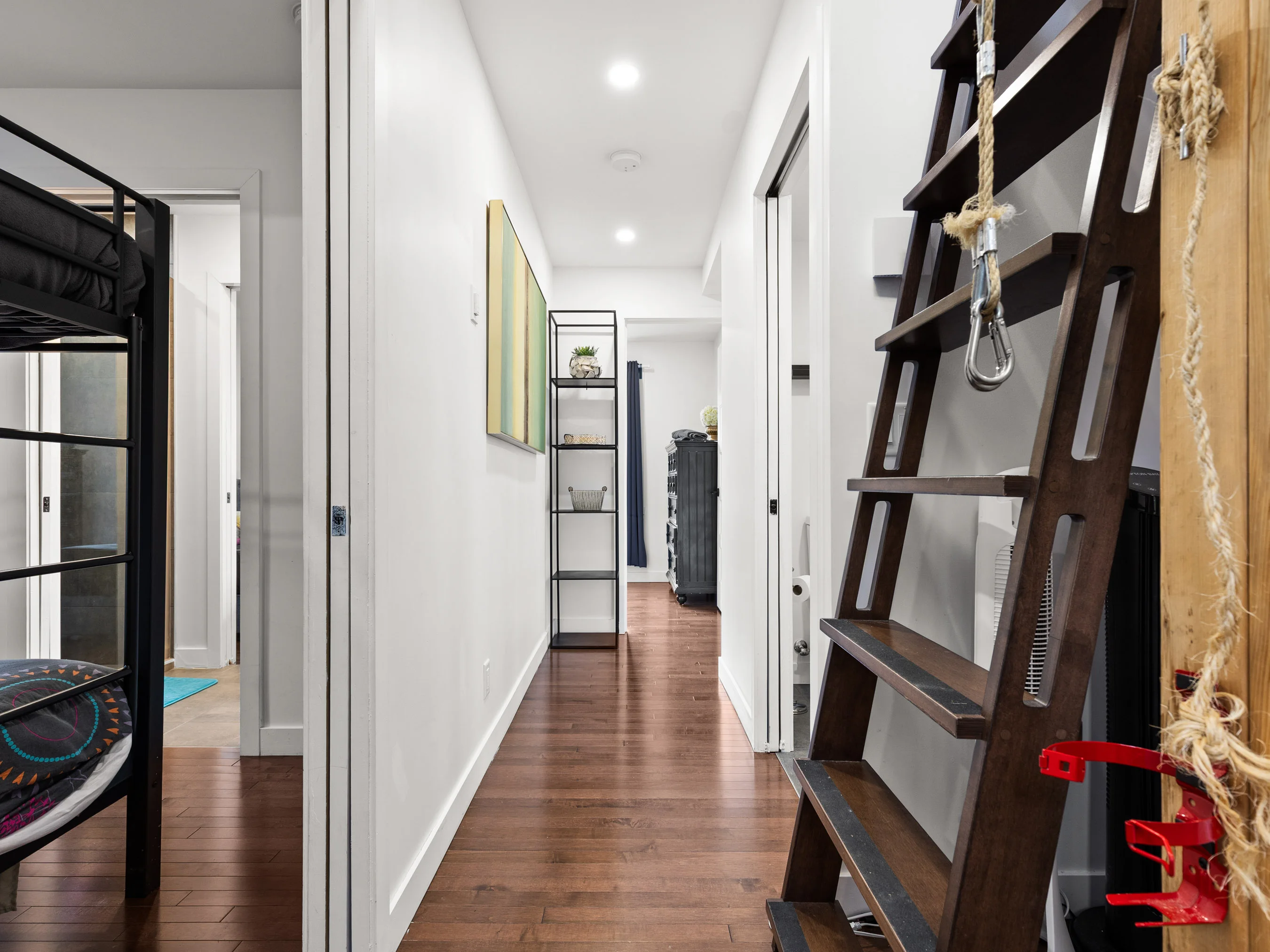 Couloir avec accès à la mezzanine du chalet Le Céleste