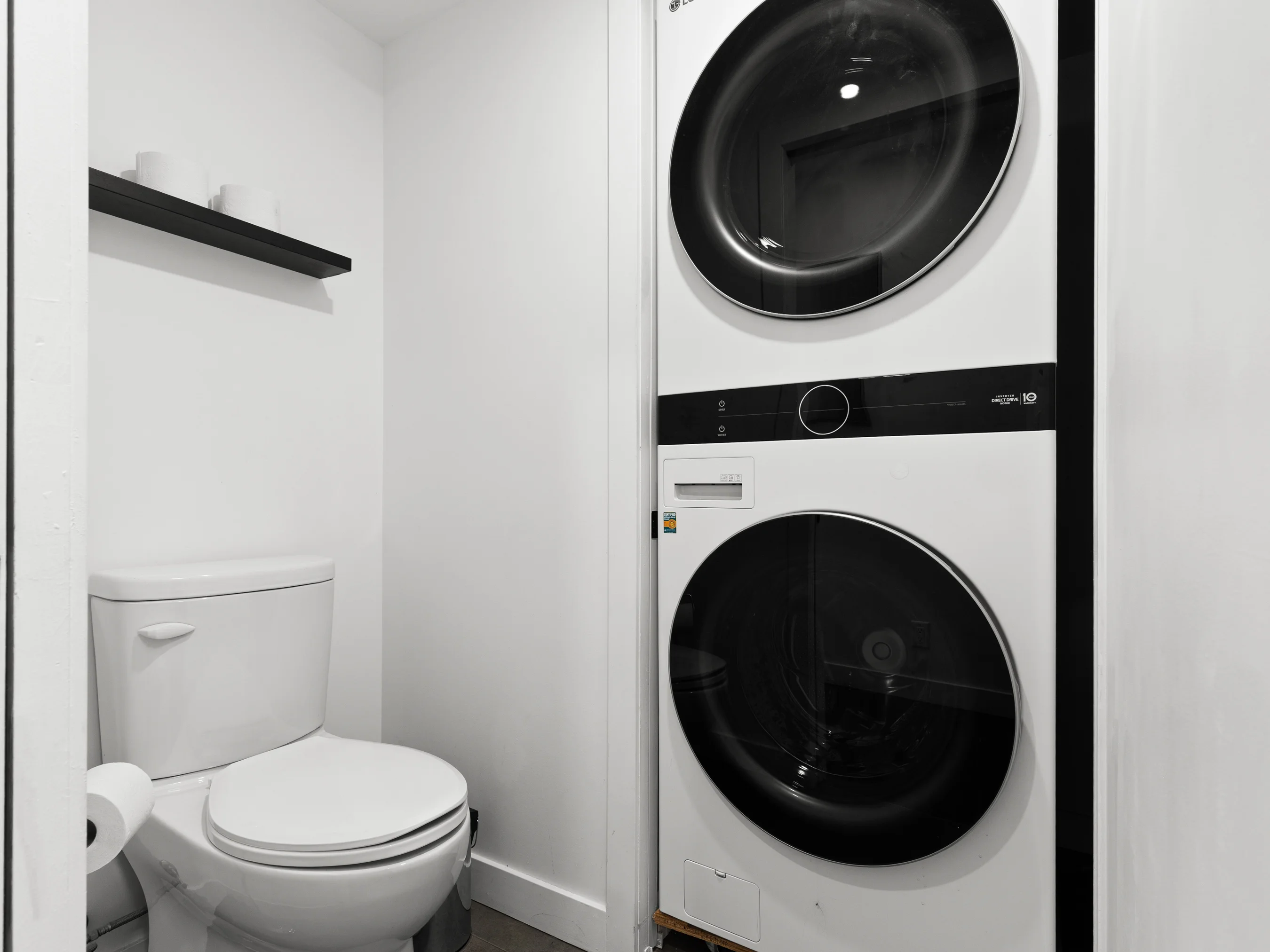 Espace toilette et laveuse-sécheuse du chalet Le Céleste