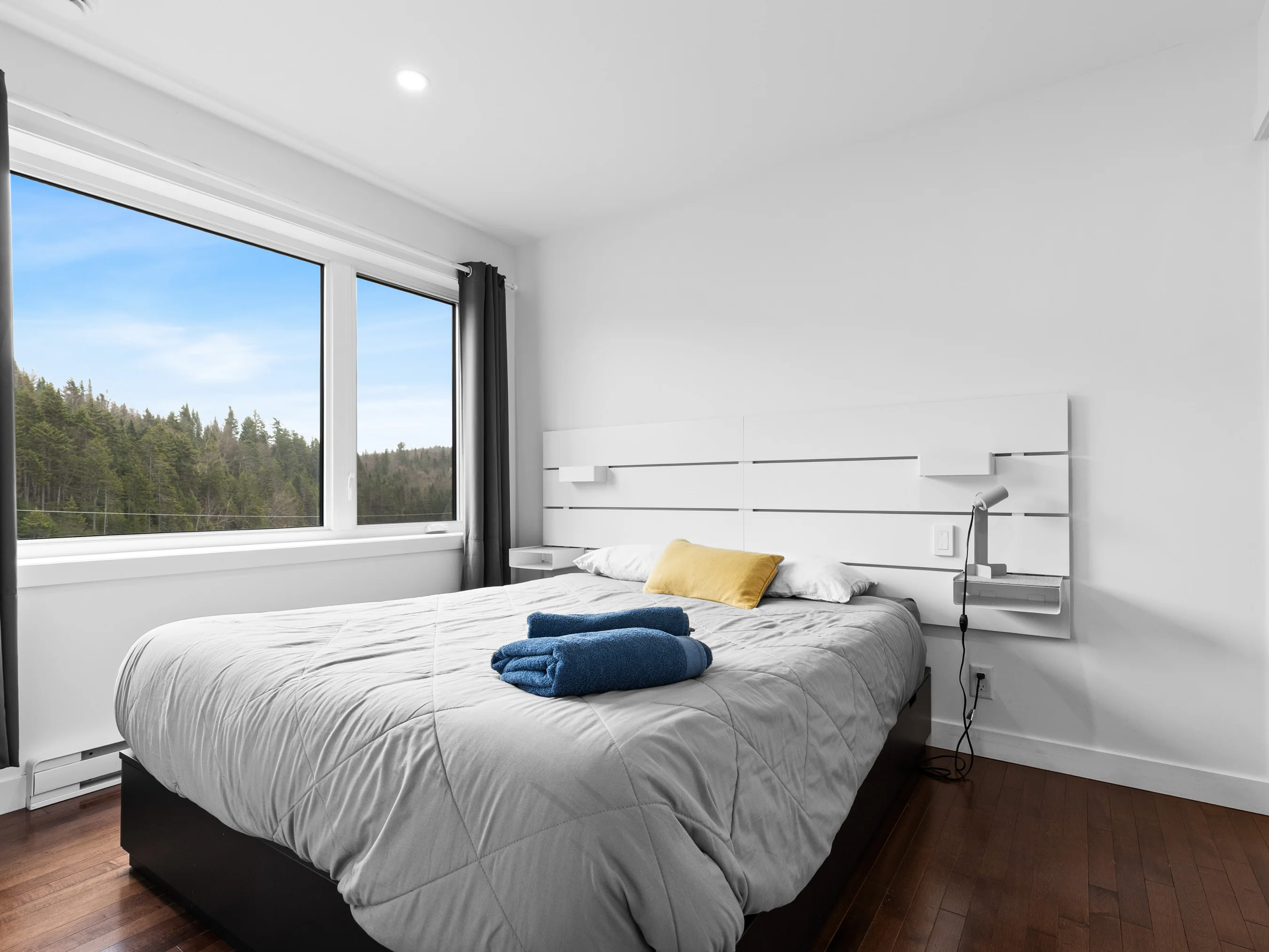 Chambre avec lit queen et vue sur la forêt du chalet Le Céleste