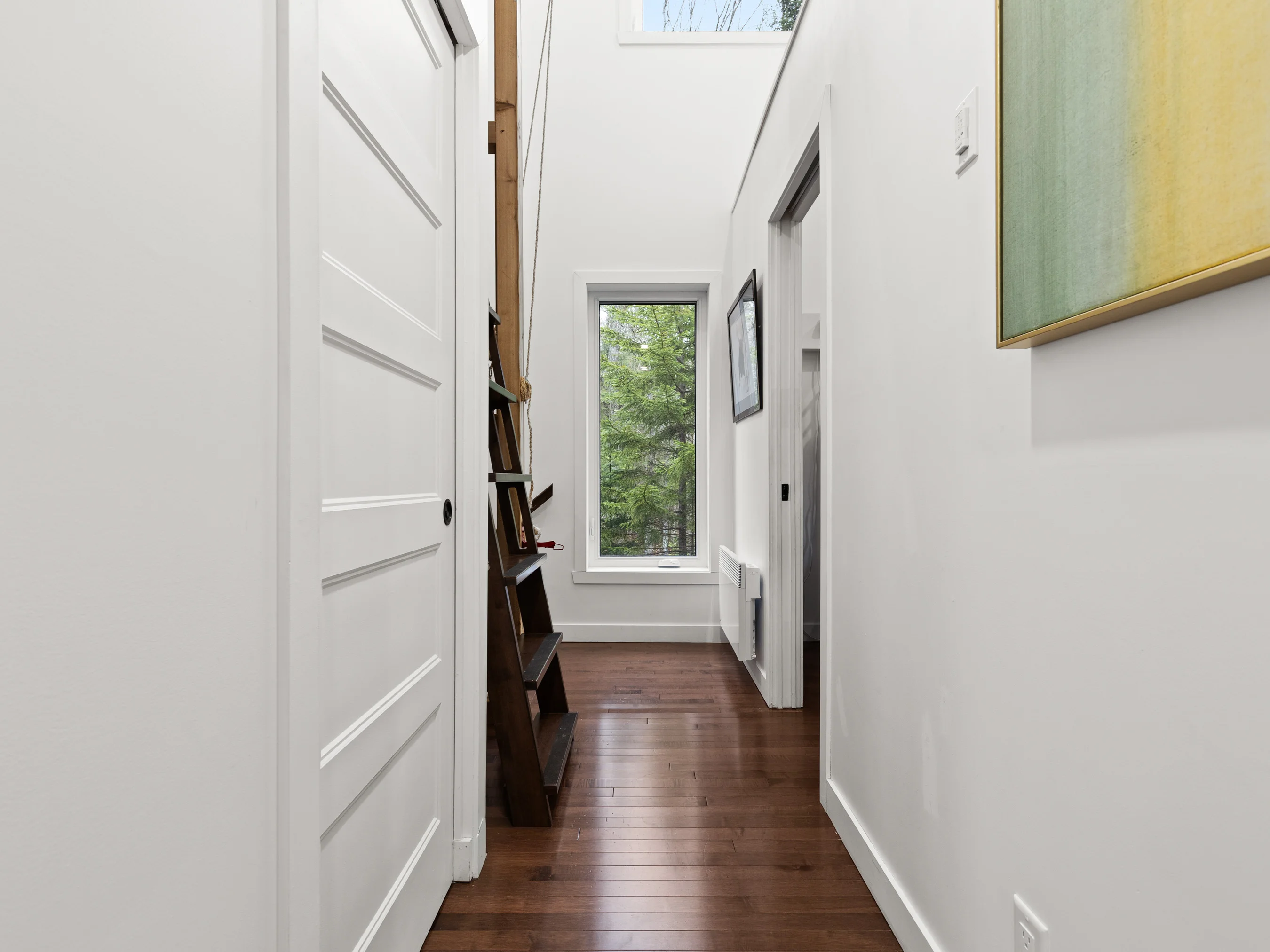 Couloir avec accès à la mezzanine du chalet Le Céleste