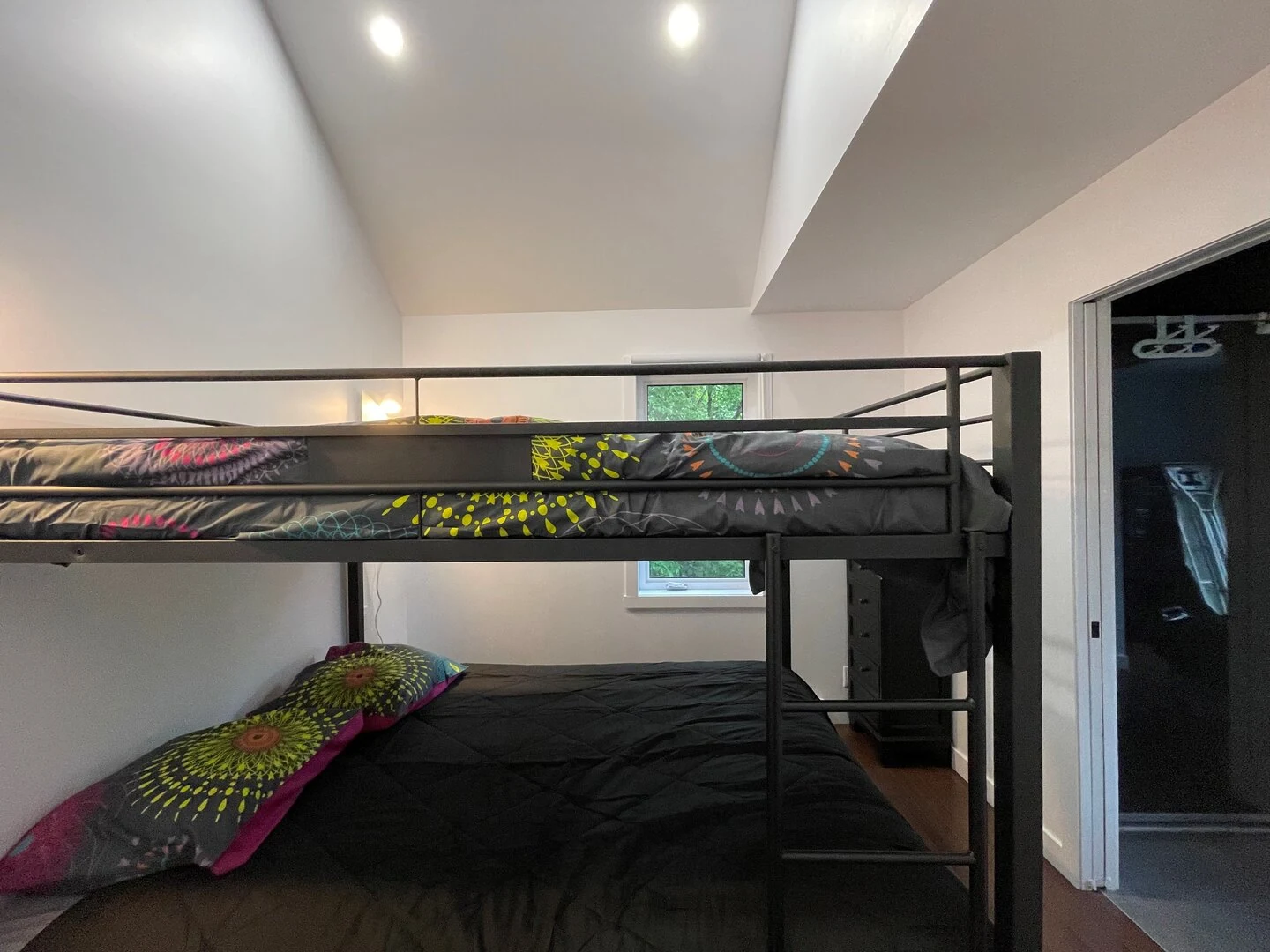 Chambre 1 avec lits queen superposés du chalet Le Céleste