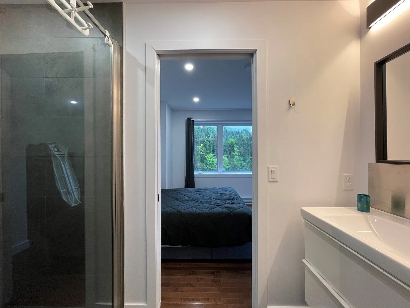 Salle de bain partagée des chambres 1 et 2 du chalet Le Céleste