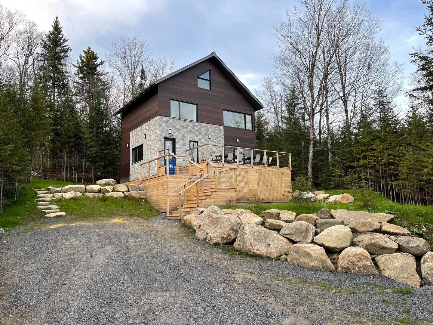 Vue extérieure du chalet Le Haut Perché en été