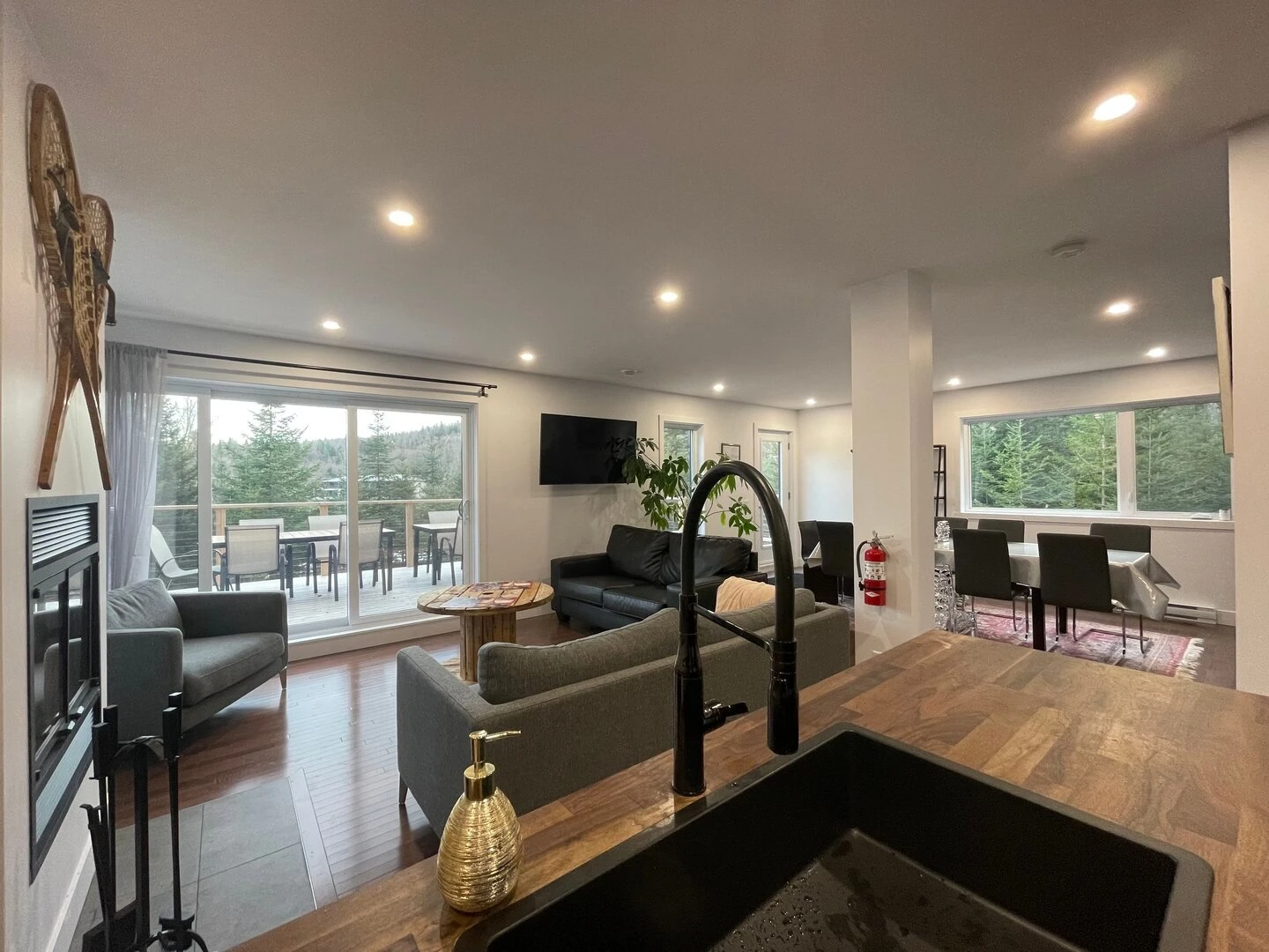 Deuxième vue de l’entrée et de l’aire de vie du chalet Le Haut Perché